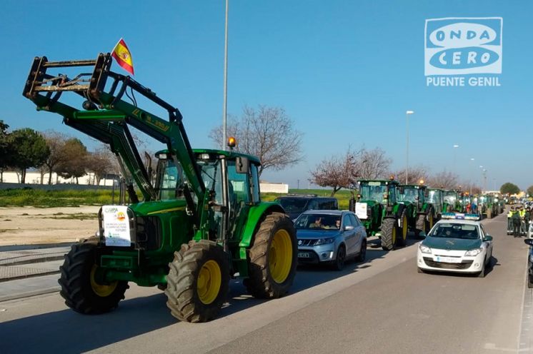 Caravana de agricultores de Puente Genil antes de su salida.