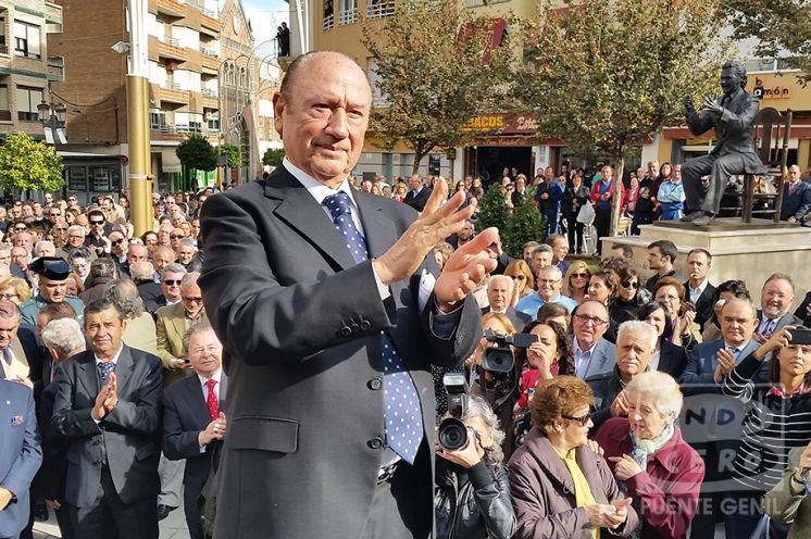 Antonio el día de la inauguración de su estatua en el Paseo del Romeral.