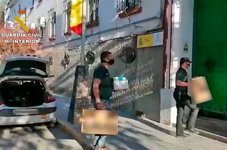 Agentes portan parte de la documentación requisada en Puente Genil.
