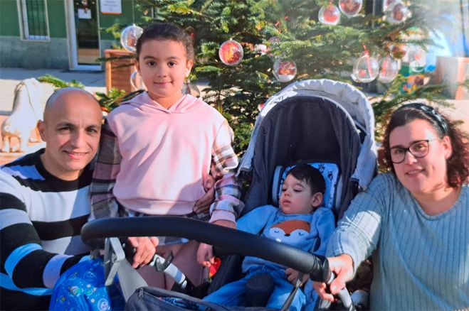 Manuel, junto a sus padres y su hermana Araceli.
