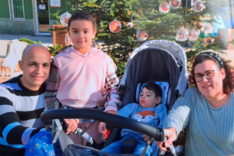Manuel, junto a sus padres y su hermana Araceli.