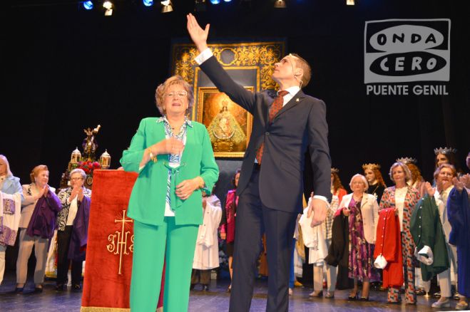 José Luis  junto a su madre al final del pregón.