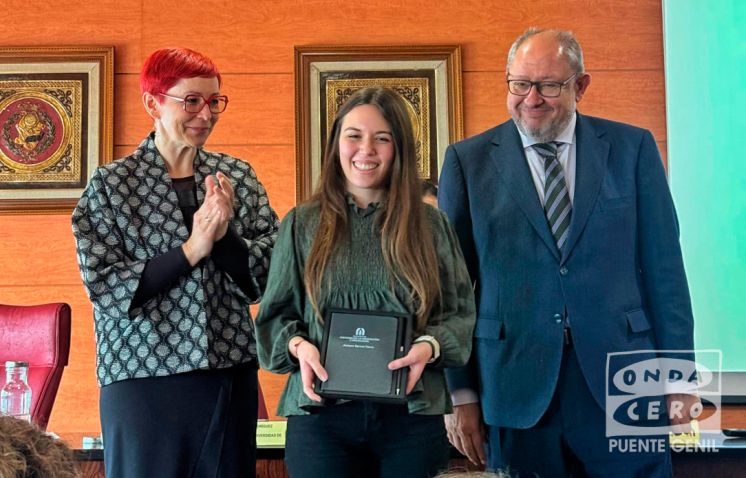 Ainhara recogiendo su premio.