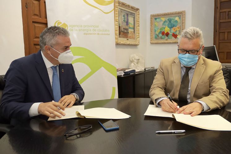 Momento de la firma del convenio.