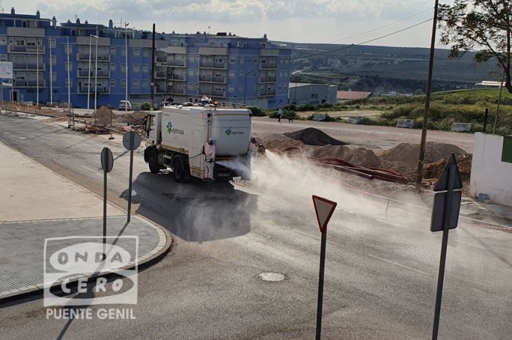 Operarios de Egemasa desinfectan las calles.