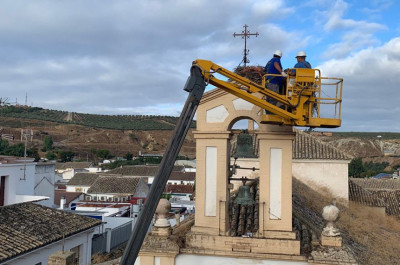 Retirado el nido de cigüeña de la Iglesia del exconvento de Los Frailes