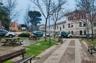 La Guardia Civil despliega un importante operativo en el antiguo cuartel de la Calle Miguel Romero
