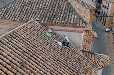 La Cofradía de la Purísima invierte cerca de 5.000 euros en importantes trabajos de conservación de los tejados del Santuario de la Patrona