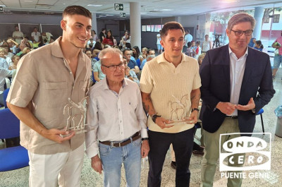 El Ayuntamiento homenajea a los futbolistas Roberto Fernández y Christian Carracedo