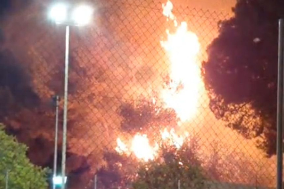 Un incendio en el entorno del Polideportivo Francisco Manzano obliga a intervenir a los bomberos y provoca la alarma entre los vecinos