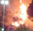 Un incendio en el entorno del Polideportivo Francisco Manzano obliga a intervenir a los bomberos y provoca la alarma entre los vecinos