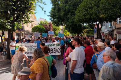 Unas 3.000 personas se manifiestan en contra de los recortes en el Hospital de Puente Genil